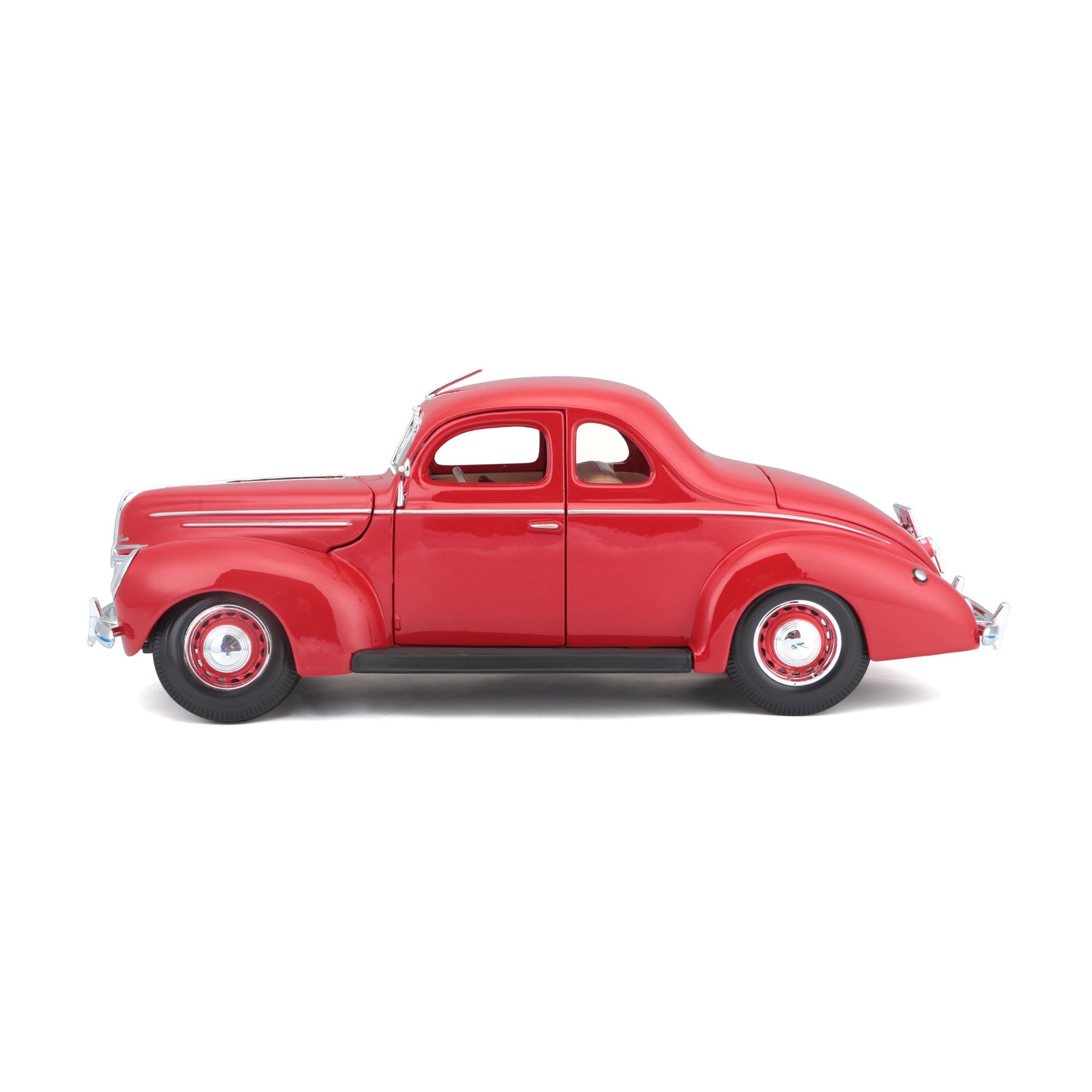 10-31180 RD Bburago Maisto 1:18 - 1939 Ford Deluxe Coupe Rossa