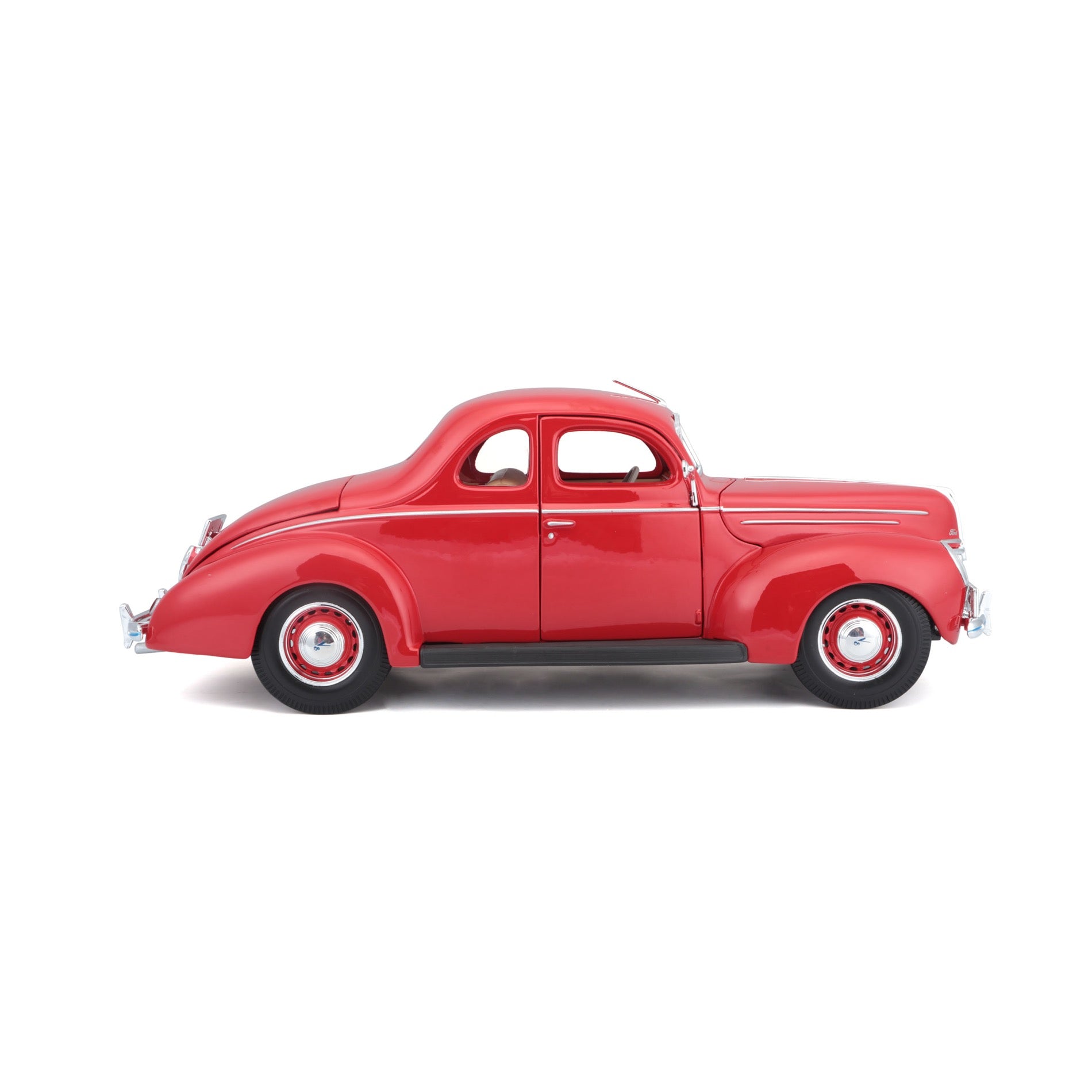 10-31180 RD Bburago Maisto 1:18 - 1939 Ford Deluxe Coupe Rossa