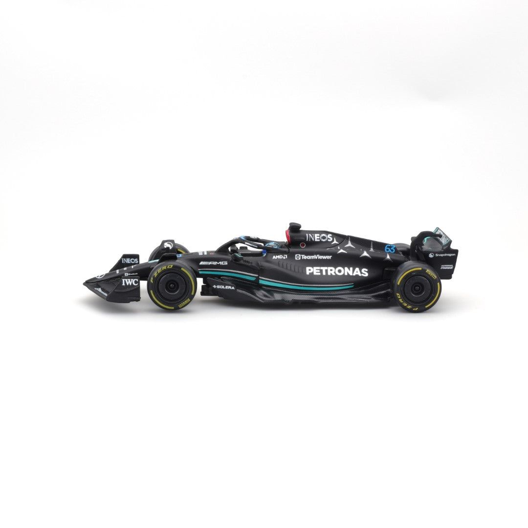 18-38081 Bburago Race - Mercedes AMG F1 W14 E Performance #63, con casco - 1:43