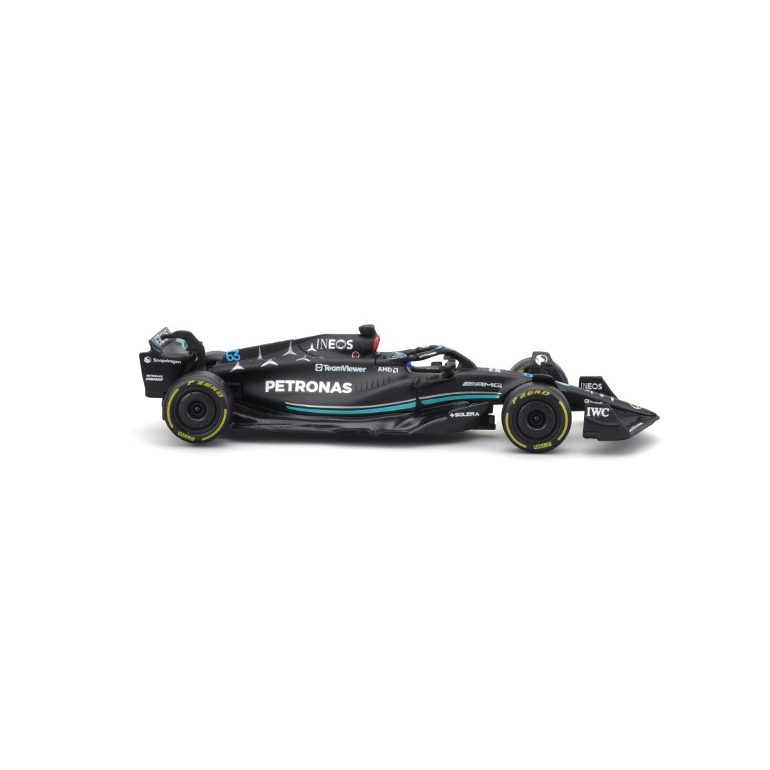 18-38081 Bburago Race - Mercedes AMG F1 W14 E Performance #63, con casco - 1:43