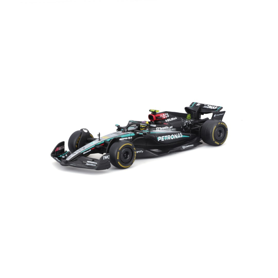 18-38209H Bburago - Mercedes-AMG F1 W15 E Performante #44, con casco - 1:43