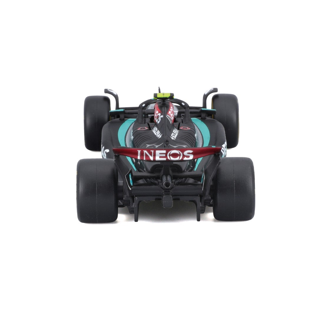 18-38209H Bburago - Mercedes-AMG F1 W15 E Performante #44, con casco - 1:43