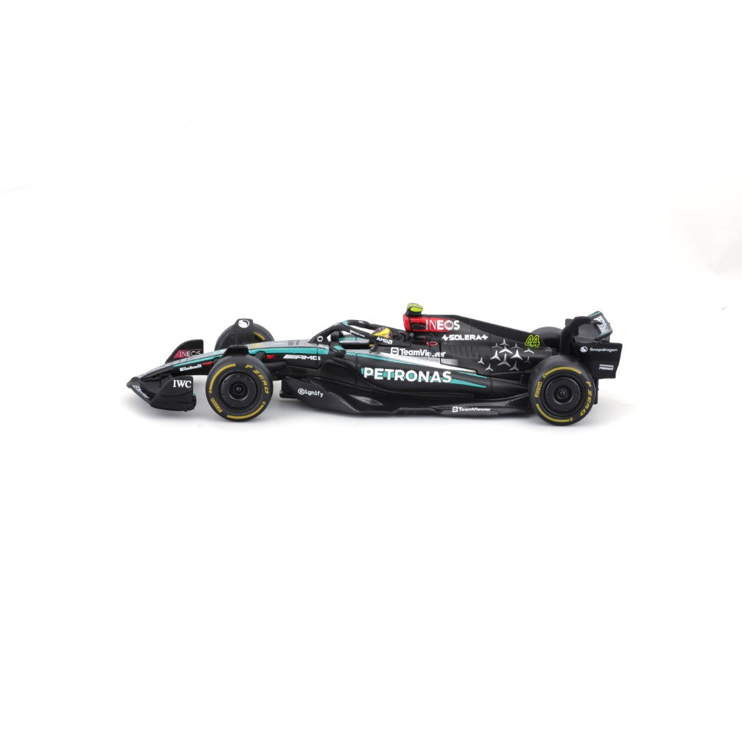 18-38209H Bburago - Mercedes-AMG F1 W15 E Performante #44, con casco - 1:43