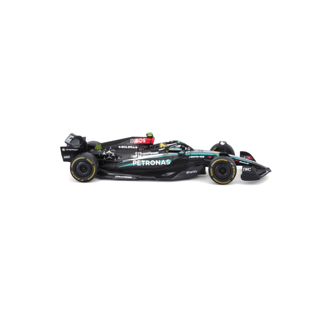 18-38209H Bburago - Mercedes-AMG F1 W15 E Performante #44, con casco - 1:43