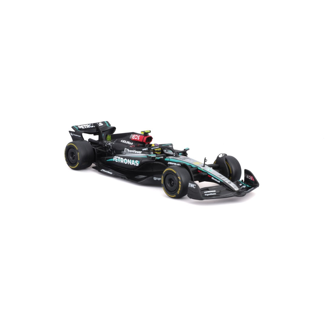 18-38209H Bburago - Mercedes-AMG F1 W15 E Performante #44, con casco - 1:43