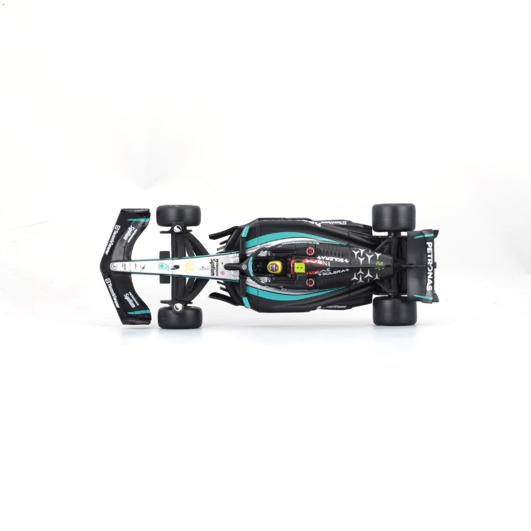 18-38209H Bburago - Mercedes-AMG F1 W15 E Performante #44, con casco - 1:43