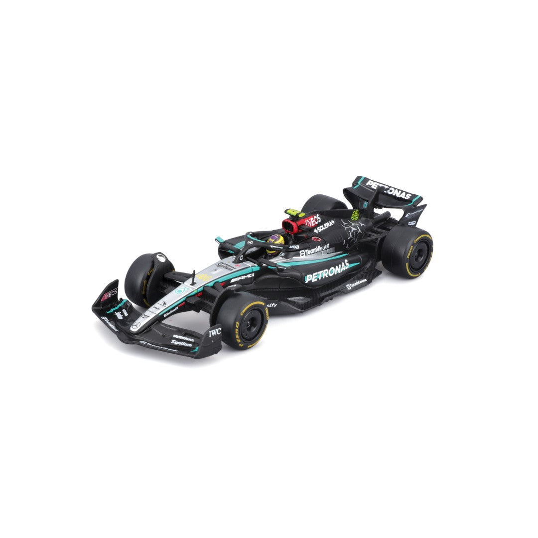 18-38209H Bburago - Mercedes-AMG F1 W15 E Performante #44, con casco - 1:43