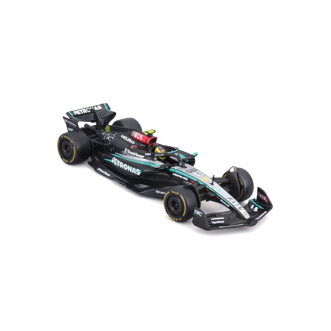 18-38209H Bburago - Mercedes-AMG F1 W15 E Performante #44, con casco - 1:43