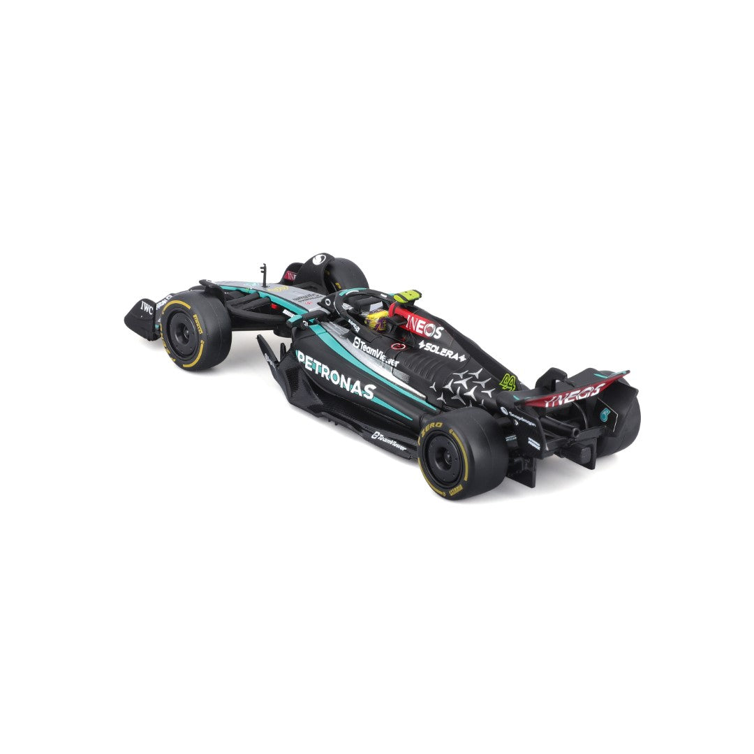 18-38209H Bburago - Mercedes-AMG F1 W15 E Performante #44, con casco - 1:43