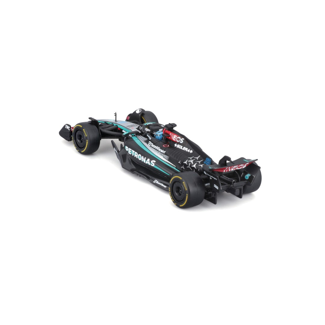 18-38209R Bburago - Mercedes-AMG F1 W15 E Performante #63, con casco - 1:43